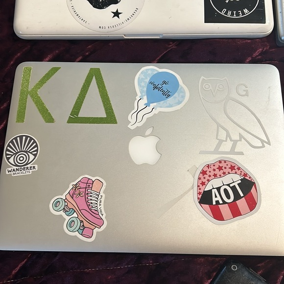 Lot of Apple Products PARTS ONLY 4 MacBooks , 4 chargers, 2 old iPhones - Picture 2 of 16